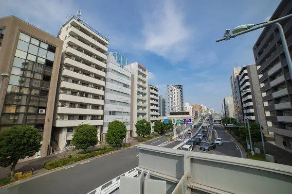 Tokyo 'da otoyolun girişinde trafik sıkışıklığı manzarası var. Yüksek kalite fotoğraf. Kita bölgesi Oji Tokyo Japonya 07.18.2024 Gemiye ait metin adı ve bilgi.