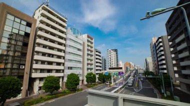 Tokyo 'daki otoyolun girişinde trafik sıkışıklığı zamanı. Yüksek kalite 4K görüntü. Kita bölgesi Oji Tokyo Japonya 07.18.2024 Gemiye ait metin adı ve bilgi.