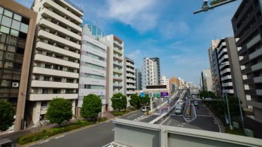 Tokyo 'daki otoyolun girişinde trafik sıkışıklığı zamanı. Yüksek kalite 4K görüntü. Kita bölgesi Oji Tokyo Japonya 07.18.2024 Gemiye ait metin adı ve bilgi.