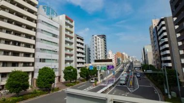 Tokyo 'daki otoyolun girişinde trafik sıkışıklığı zamanı. Yüksek kalite 4K görüntü. Kita bölgesi Oji Tokyo Japonya 07.18.2024 Gemiye ait metin adı ve bilgi.