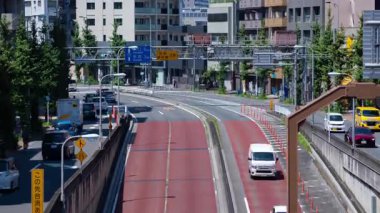 Tokyo şehir merkezindeki caddede trafik sıkışıklığı zamanı. Yüksek kalite 4K görüntü. Kita bölgesi Oji Tokyo Japonya 07.18.2024 Gemiye ait metin adı ve bilgi.