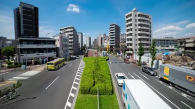Tokyo şehir merkezindeki caddede trafik sıkışıklığı zamanı. Yüksek kalite 4K görüntü. Kita bölgesi Oji Tokyo Japonya 07.18.2024 Tokyo şehir merkezidir.. 