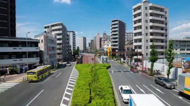 Tokyo şehir merkezindeki caddede trafik sıkışıklığı zamanı. Yüksek kalite 4K görüntü. Kita bölgesi Oji Tokyo Japonya 07.18.2024 Tokyo şehir merkezidir.. 