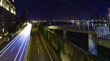 Taipei 'deki Tamsui nehrinin yakınında bir trafik sıkışıklığı gecesi. Yüksek kalite 4K görüntü. Datong bölgesi Taipei Taiwan 04.13.2025 Burası Tayvan 'daki Taipei köprüsü..