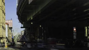 Taipei Köprüsü yakınlarındaki bisiklet sokağında trafik sıkışıklığı zamanı. Yüksek kalite 4K görüntü. Datong bölgesi Taipei Taiwan 04.14.2025 Burası Tayvan 'daki Taipei köprüsü..