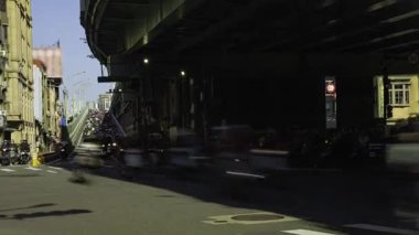 Taipei Köprüsü yakınlarındaki bisiklet sokağında trafik sıkışıklığı zamanı. Yüksek kalite 4K görüntü. Datong bölgesi Taipei Taiwan 04.14.2025 Burası Tayvan 'daki Taipei köprüsü..