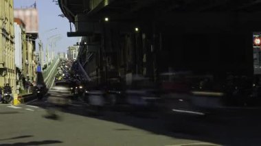 Taipei Köprüsü yakınlarındaki bisiklet sokağında trafik sıkışıklığı zamanı. Yüksek kalite 4K görüntü. Datong bölgesi Taipei Taiwan 04.14.2025 Burası Tayvan 'daki Taipei köprüsü..