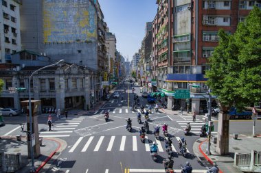 Taipei şehir merkezindeki caddede trafik sıkışıklığı. Yüksek kalite fotoğraf. Datong bölgesi Taipei Tayvan 04.14.2025 Burası Tayvan Yanping N Rd.