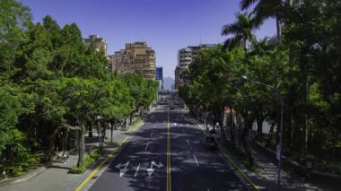 Taipei şehir merkezindeki caddede trafik sıkışıklığı zamanı. Yüksek kalite 4K görüntü. Datong bölgesi Taipei Tayvan 04.14.2025 Burası Tayvan Yanping N Rd.