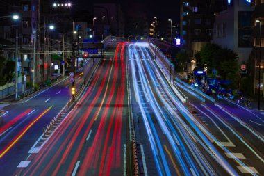 Tokyo şehir merkezindeki trafik sıkışıklığının gece fotoğrafı. Yüksek kalite fotoğraf. Setagaya bölgesi Tokyo 05.08.2023 Tokyo 'da bu caddeye Kannana Bulvarı denir.. 