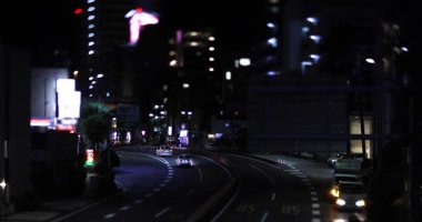 Tokyo şehir merkezindeki trafik sıkışıklığının gece manzarası. Yüksek kalite 4K görüntü. Setagaya bölgesi Tokyo 05.08.2023 Tokyo 'da bu caddeye Kannana Bulvarı denir.. 