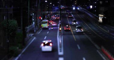 Tokyo şehir merkezindeki trafik sıkışıklığının gece manzarası. Yüksek kalite 4K görüntü. Setagaya bölgesi Tokyo 05.08.2023 Tokyo 'da bu caddeye Kannana Bulvarı denir.. 