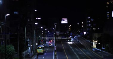 Tokyo şehir merkezindeki trafik sıkışıklığının gece manzarası. Yüksek kalite 4K görüntü. Setagaya bölgesi Tokyo 05.08.2023 Tokyo 'da bu caddeye Kannana Bulvarı denir.. 