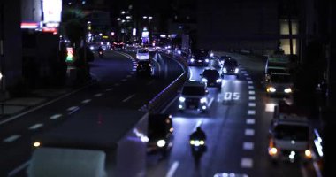 Tokyo şehir merkezindeki trafik sıkışıklığının gece manzarası. Yüksek kalite 4K görüntü. Setagaya bölgesi Tokyo 05.08.2023 Tokyo 'da bu caddeye Kannana Bulvarı denir.. 