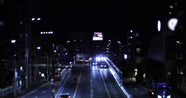 Tokyo şehir merkezindeki trafik sıkışıklığının gece manzarası. Yüksek kalite 4K görüntü. Setagaya bölgesi Tokyo 05.08.2023 Tokyo 'da bu caddeye Kannana Bulvarı denir.. 
