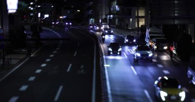 Tokyo şehir merkezindeki trafik sıkışıklığının gece manzarası. Yüksek kalite 4K görüntü. Setagaya bölgesi Tokyo 05.08.2023 Tokyo 'da bu caddeye Kannana Bulvarı denir.. 