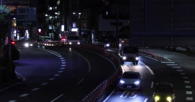Tokyo şehir merkezindeki trafik sıkışıklığının gece manzarası. Yüksek kalite 4K görüntü. Setagaya bölgesi Tokyo 05.08.2023 Tokyo 'da bu caddeye Kannana Bulvarı denir.. 