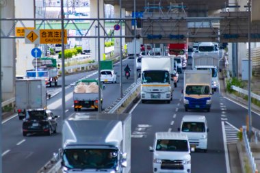 Şehir merkezindeki trafik sıkışıklığı otoyol üst geçidinin altında. Yüksek kalite fotoğraf. Toda Bölgesi Saitama Japonya 05.29.2025