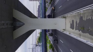 Otoyol üst geçidinin altındaki caddede trafik sıkışıklığı zamanı. Yüksek kalite 4K görüntü. Toda Bölgesi Saitama Japonya 05.29.2025