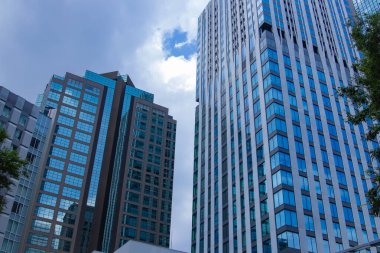 İş kasabasındaki ofis binasını yansıtan hareketli bulutların şehri. Yüksek kalite fotoğraf. Shinjuku Bölgesi Nishishinjuku Tokyo Japonya 06.27.2025 Tokyo 'nun merkezidir.. 