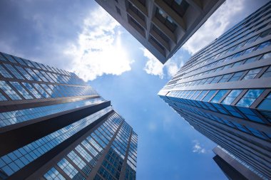 İş kasabasındaki ofis binasını yansıtan hareketli bulutların şehri. Yüksek kalite fotoğraf. Shinjuku Bölgesi Nishishinjuku Tokyo Japonya 06.27.2025 Tokyo 'nun merkezidir.. 