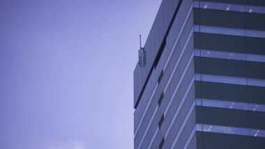 İş kasabasındaki ofis binasını yansıtan hareket eden bulutlar. Yüksek kalite 4K görüntü. Shinjuku Bölgesi Nishishinjuku Tokyo Japonya 06.27.2025 Tokyo 'nun merkezidir.. 