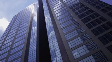 İş kasabasındaki ofis binasını yansıtan hareket eden bulutlar. Yüksek kalite 4K görüntü. Shinjuku Bölgesi Nishishinjuku Tokyo Japonya 06.27.2025 Tokyo 'nun merkezidir.. 