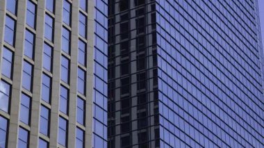 İş kasabasındaki ofis binasını yansıtan hareket eden bulutlar. Yüksek kalite 4K görüntü. Shinjuku Bölgesi Nishishinjuku Tokyo Japonya 06.27.2025 Tokyo 'nun merkezidir.. 