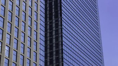 İş kasabasındaki ofis binasını yansıtan hareket eden bulutlar. Yüksek kalite 4K görüntü. Shinjuku Bölgesi Nishishinjuku Tokyo Japonya 06.27.2025 Tokyo 'nun merkezidir.. 