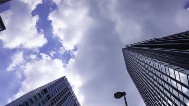 İş kasabasındaki ofis binasını yansıtan hareket eden bulutlar. Yüksek kalite 4K görüntü. Shinjuku Bölgesi Nishishinjuku Tokyo Japonya 06.27.2025 Tokyo 'nun merkezidir.. 