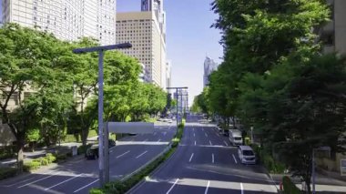 Tokyo 'daki bir iş kasabasında trafik sıkışıklığı zamanı. Yüksek kalite 4K görüntü. Shinjuku Bölgesi Nishishinjuku Tokyo Japonya 06.27.2025 Tokyo 'nun merkezidir.. 