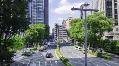 Tokyo 'daki bir iş kasabasında trafik sıkışıklığı zamanı. Yüksek kalite 4K görüntü. Shinjuku Bölgesi Nishishinjuku Tokyo Japonya 06.27.2025 Tokyo 'nun merkezidir.. 