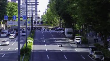 Tokyo 'daki bir iş kasabasında trafik sıkışıklığı zamanı. Yüksek kalite 4K görüntü. Shinjuku Bölgesi Nishishinjuku Tokyo Japonya 06.27.2025 Tokyo 'nun merkezidir.. 