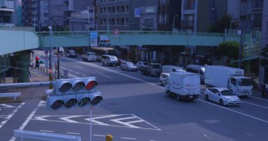 Tokyo 'da bir trafik sıkışıklığı şehri. Yüksek kalite 4K görüntü. Kita bölgesi Oji Tokyo Japonya 07.18.2024 Tokyo şehir merkezidir.. 