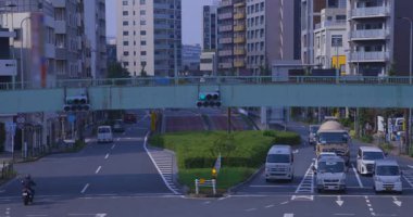 Tokyo 'da bir trafik sıkışıklığı şehri. Yüksek kalite 4K görüntü. Kita bölgesi Oji Tokyo Japonya 07.18.2024 Tokyo şehir merkezidir.. 