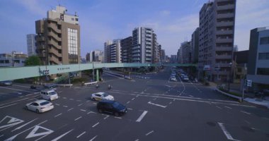 Tokyo 'da bir trafik sıkışıklığı şehri. Yüksek kalite 4K görüntü. Kita bölgesi Oji Tokyo Japonya 07.18.2024 Tokyo şehir merkezidir.. 