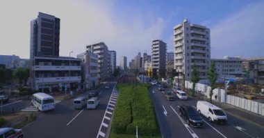 Tokyo şehir merkezindeki caddede trafik sıkışıklığı manzarası. Yüksek kalite 4K görüntü. Kita bölgesi Oji Tokyo Japonya 07.18.2024 Gemiye ait metin adı ve bilgi.