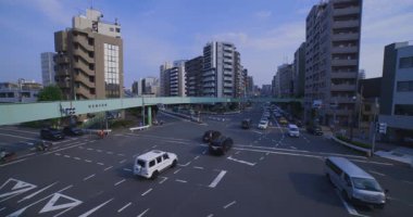 Tokyo 'da bir trafik sıkışıklığı şehri. Yüksek kalite 4K görüntü. Kita bölgesi Oji Tokyo Japonya 07.18.2024 Tokyo şehir merkezidir.. 