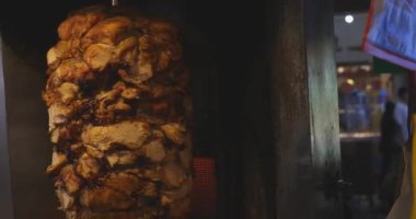 Taipei 'deki Ningxia gece pazarındaki Tayvan yemekleri. Yüksek kalite 4K görüntü. Datong Bölgesi Taipei Tayvan 04.08.2025 Burası Tayvan 'da bir gece pazarı.