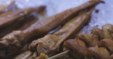 Taipei 'deki Ningxia gece pazarındaki Tayvan yemekleri. Yüksek kalite 4K görüntü. Datong Bölgesi Taipei Tayvan 04.08.2025 Burası Tayvan 'da bir gece pazarı.