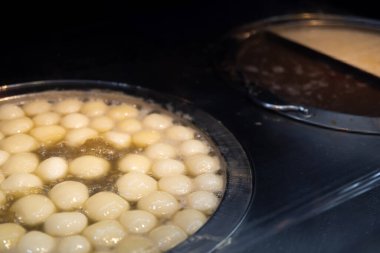 Taipei 'deki Ningxia gece pazarında kızarmış hamur tatlısı. Yüksek kalite fotoğraf. Datong Bölgesi Taipei Tayvan 04.08.2025 Burası Tayvan 'da bir gece pazarı.