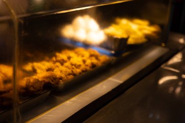 Taipei 'deki Ningxia gece marketinde kızarmış tavuk. Yüksek kalite fotoğraf. Datong Bölgesi Taipei Tayvan 04.08.2025 Burası Tayvan 'da bir gece pazarı.