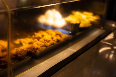 Taipei 'deki Ningxia gece marketinde kızarmış tavuk. Yüksek kalite fotoğraf. Datong Bölgesi Taipei Tayvan 04.08.2025 Burası Tayvan 'da bir gece pazarı.