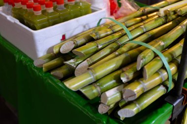 Taipei 'deki Ningxia gece pazarında taze şeker kamışı. Yüksek kalite fotoğraf. Datong Bölgesi Taipei Tayvan 04.08.2025 Burası Tayvan 'da bir gece pazarı.