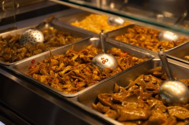 Taipei 'deki Ningxia gece marketinde ızgara tavuk yakın. Yüksek kalite fotoğraf. Datong Bölgesi Taipei Tayvan 04.08.2025 Burası Tayvan 'da bir gece pazarı.