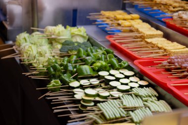 Taipei 'deki Ningxia gece pazarında taze sebzeler. Yüksek kalite fotoğraf. Datong Bölgesi Taipei Tayvan 04.08.2025 Burası Tayvan 'da bir gece pazarı.