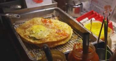 Taipei 'deki Ningxia gece pazarındaki Tayvan yemekleri. Yüksek kalite 4K görüntü. Datong Bölgesi Taipei Tayvan 04.08.2025 Burası Tayvan 'da bir gece pazarı.