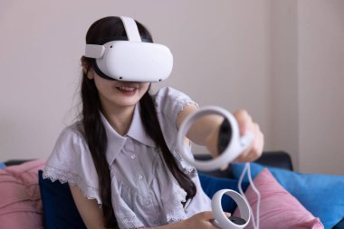 Odada VR camlarıyla oynayan bir Japon kadın. Yüksek kalite fotoğraf 06.12.2025