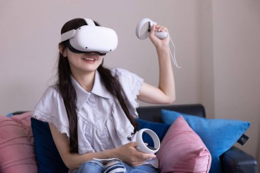 Odada VR camlarıyla oynayan bir Japon kadın. Yüksek kalite fotoğraf 06.12.2025