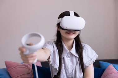 Odada VR camlarıyla oynayan bir Japon kadın. Yüksek kalite fotoğraf 06.12.2025